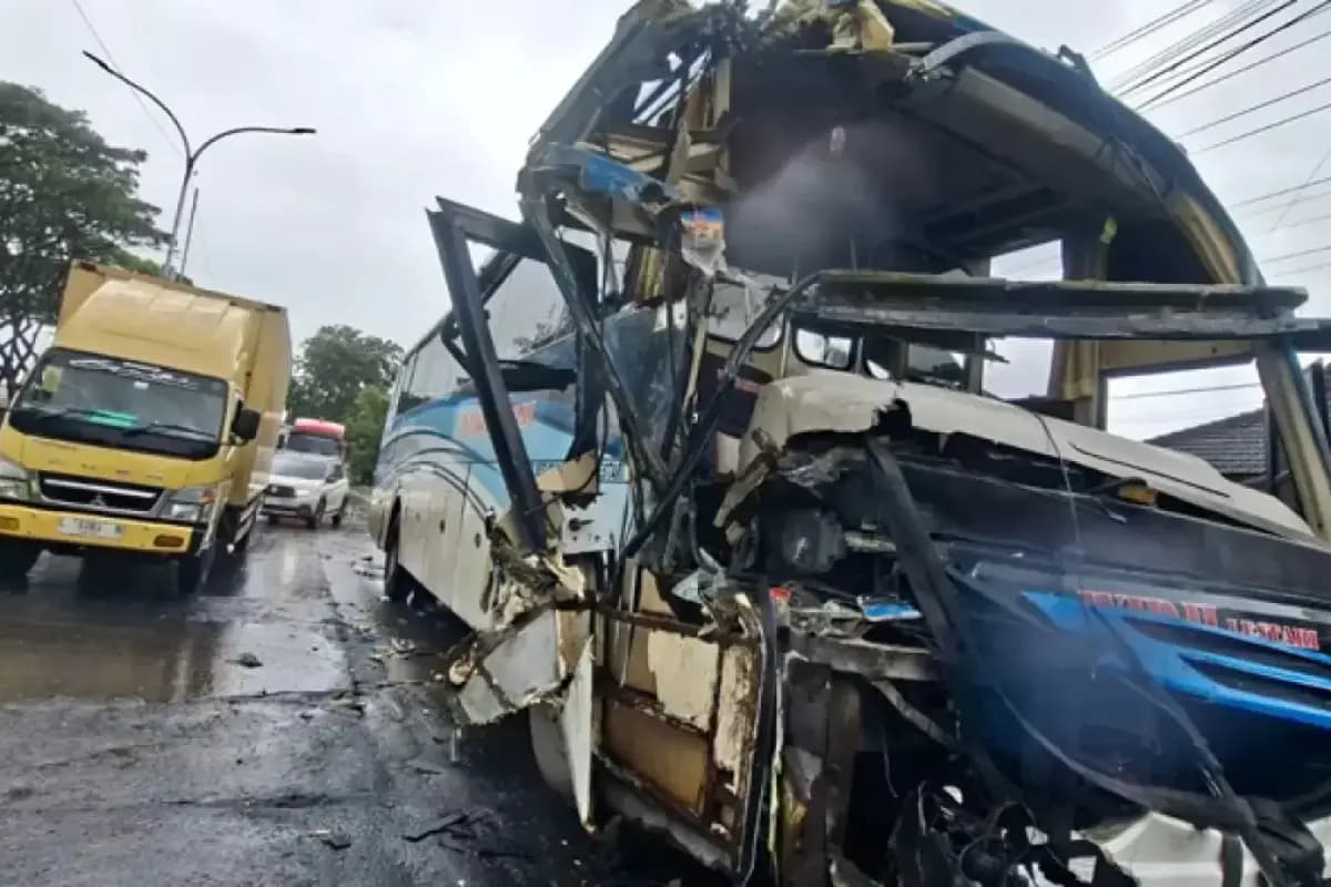 Bus Wiji Lestari yang Dikemudikan Warga Rembang Seruduk Truk Tronton di Pantura Demak